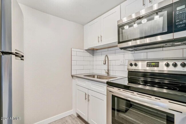 Photo - 2645 E Cactus Rd Unit 1