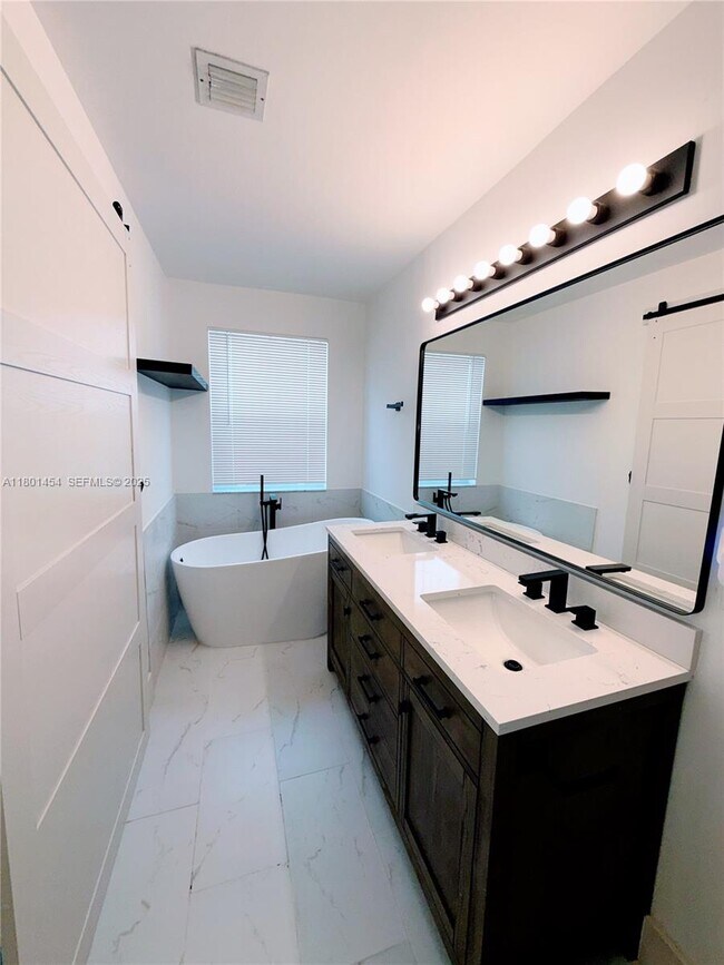 Building Photo - 1120 Canella Ln