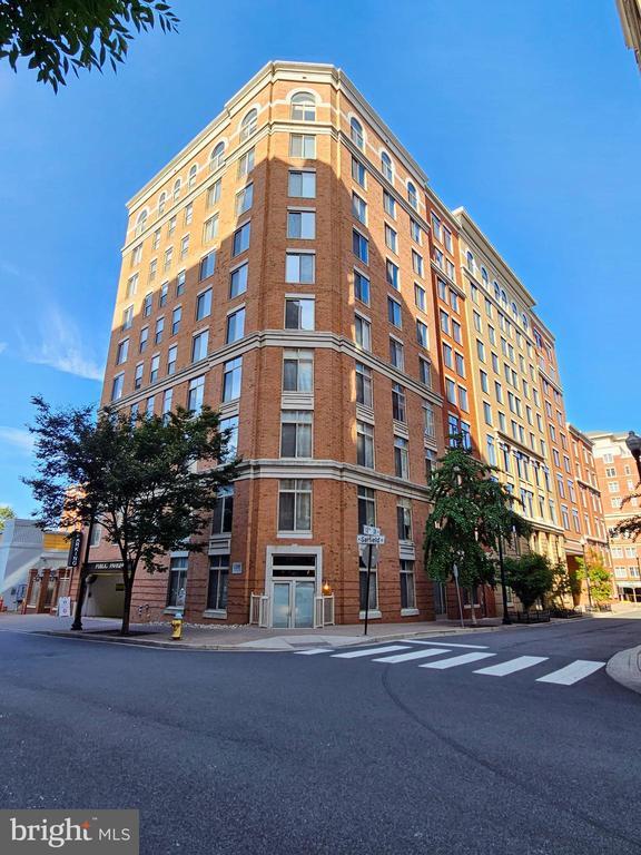 Building Photo - 1205 N Garfield St Unit 610
