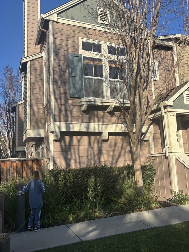 Building Photo - 1013 Fuller Terrace