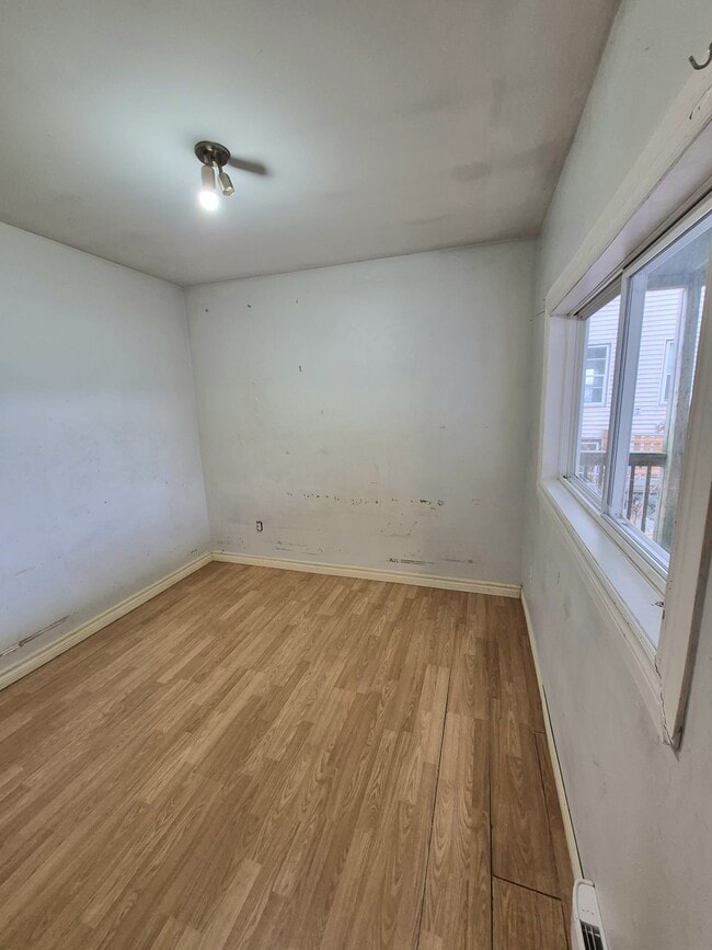 Photo - Bachelor Unit for Rent – Available Immediately Unit 2