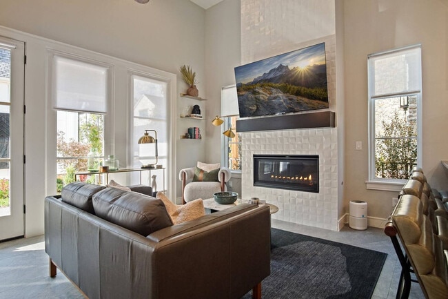 Photo - 225 W 1st St Unit ID1259094P