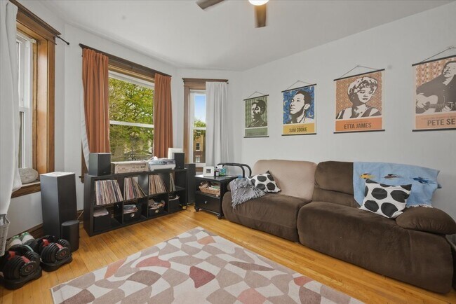 Photo - 2334 N Hamlin Ave Unit 2