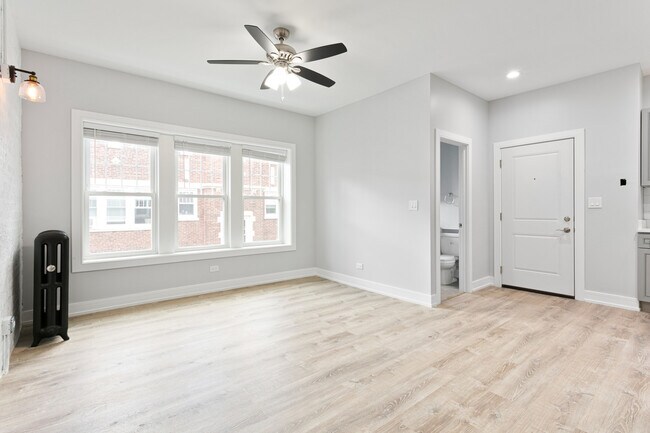 Photo - 1057 W Glenlake Ave Unit 2