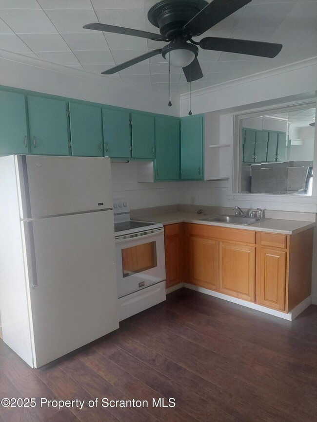 Building Photo - 547 Main St Rental