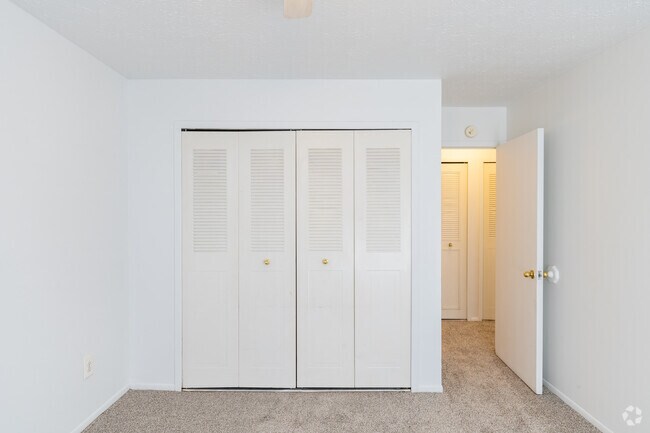 2BR, 1BA - 880SF