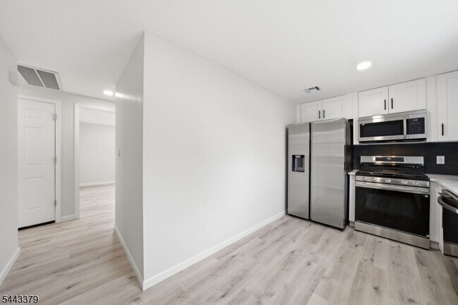 Photo - 551 Schuyler Ave
