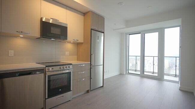 Photo - 75-3175 James St S