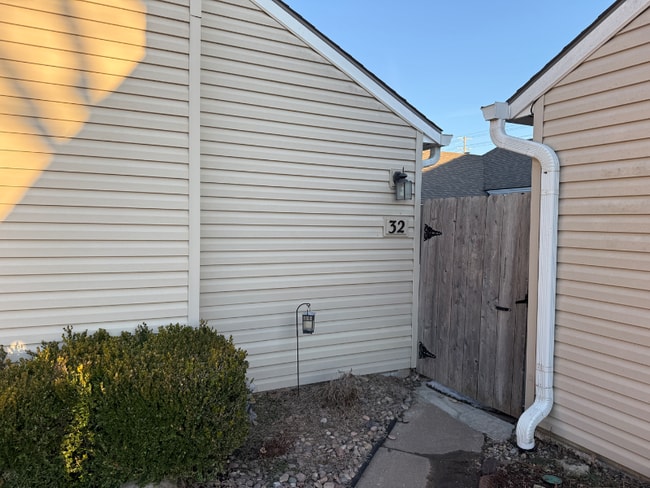 Photo - 32 E Chisholm Crk St