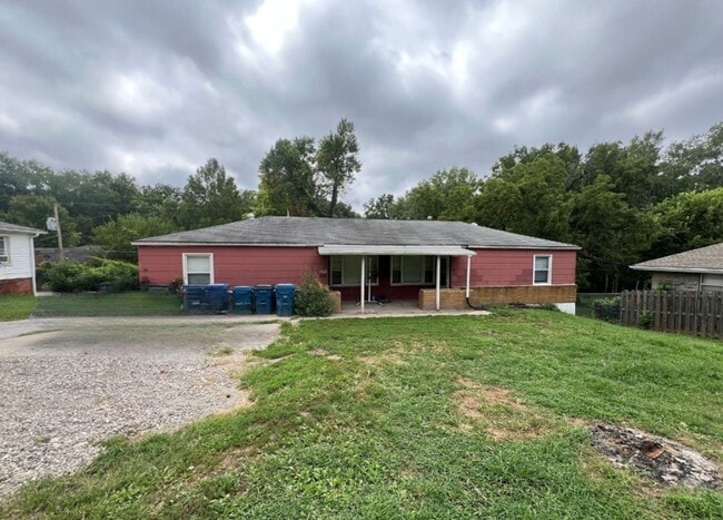 Building Photo - Freshly Updated 2-Bedroom Duplex with One-... Rental