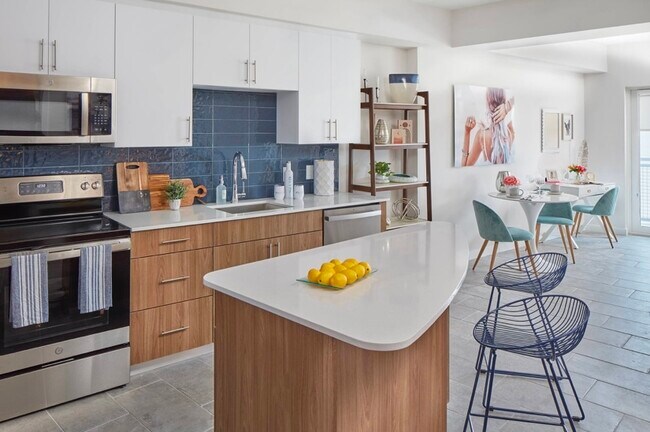 1723 SW 23rd St Unit 601