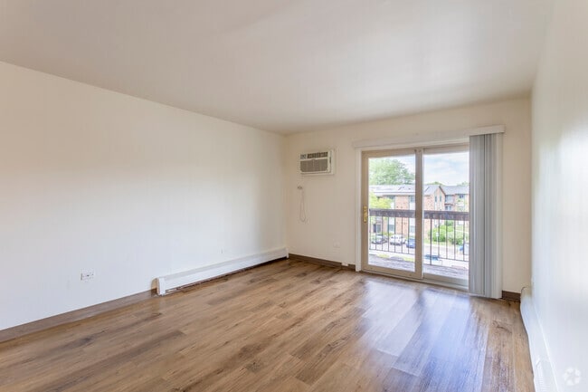 2BR, 1BA - 898SF - Living Room