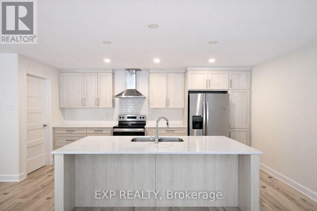 Photo - 327 Voyageur Pl