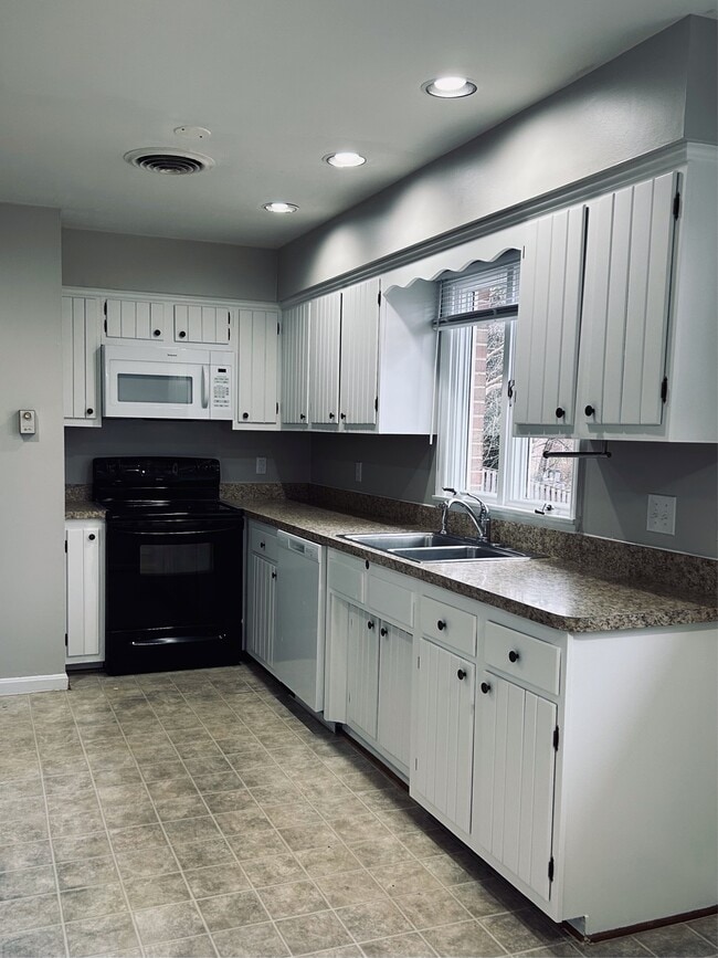 Photo - 413 Briarmont Dr