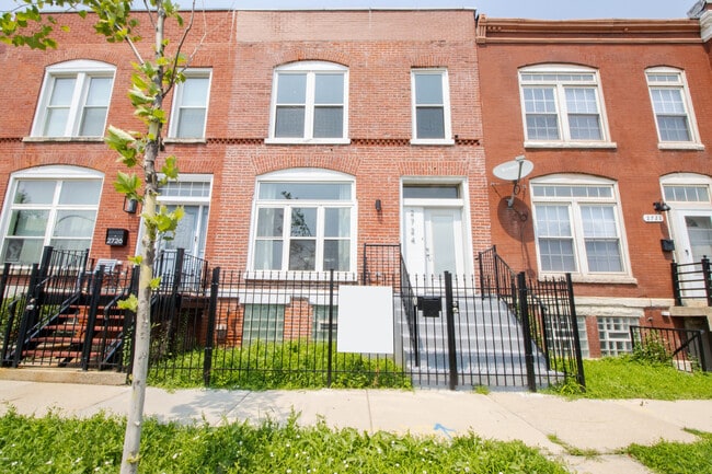 Building Photo - 2724 W Maypole Ave Rental