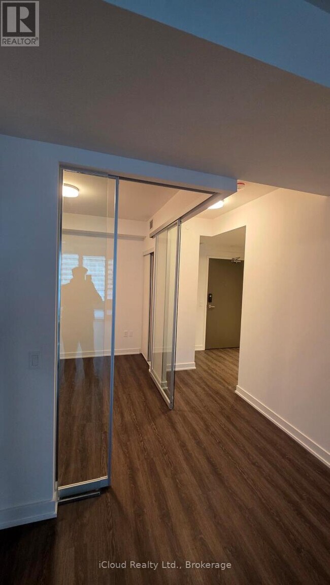 Photo - 448 Burnhamthorpe Rd W Unité 904