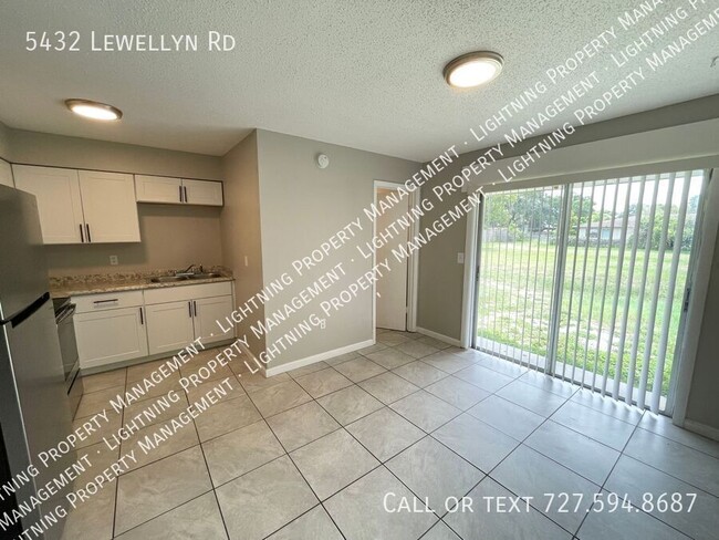 Photo - 5432 Lewellyn Rd