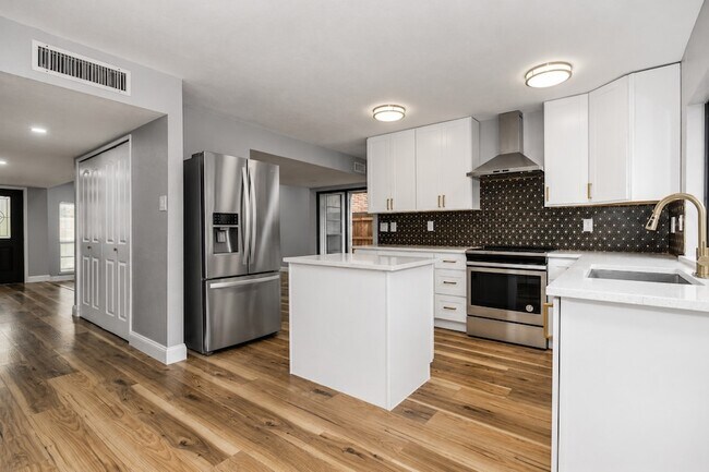 Photo - 4716 Roberts Dr