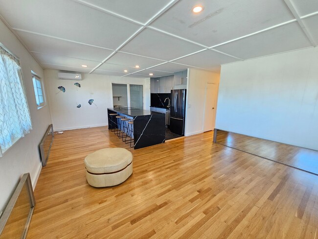 Photo - 3-Beds, 1.5-Bath Apartment with One tandem driveway parking space. Unidad 2