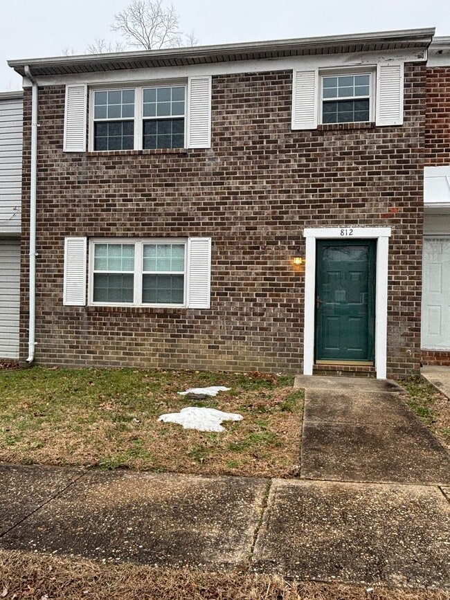 Building Photo - Pristine & Move-In Ready Townhome in Olde Forge!