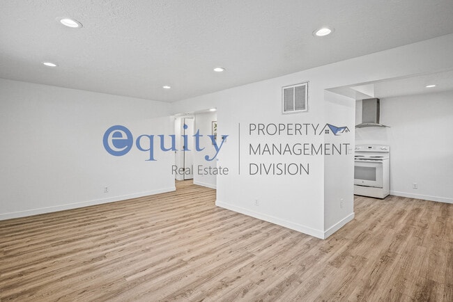 Photo - 311-3360 3360 S Unit 3