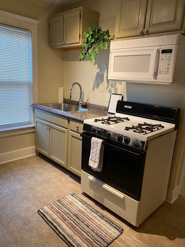 Building Photo - 308 Robinson St Unit 2 Bdrm