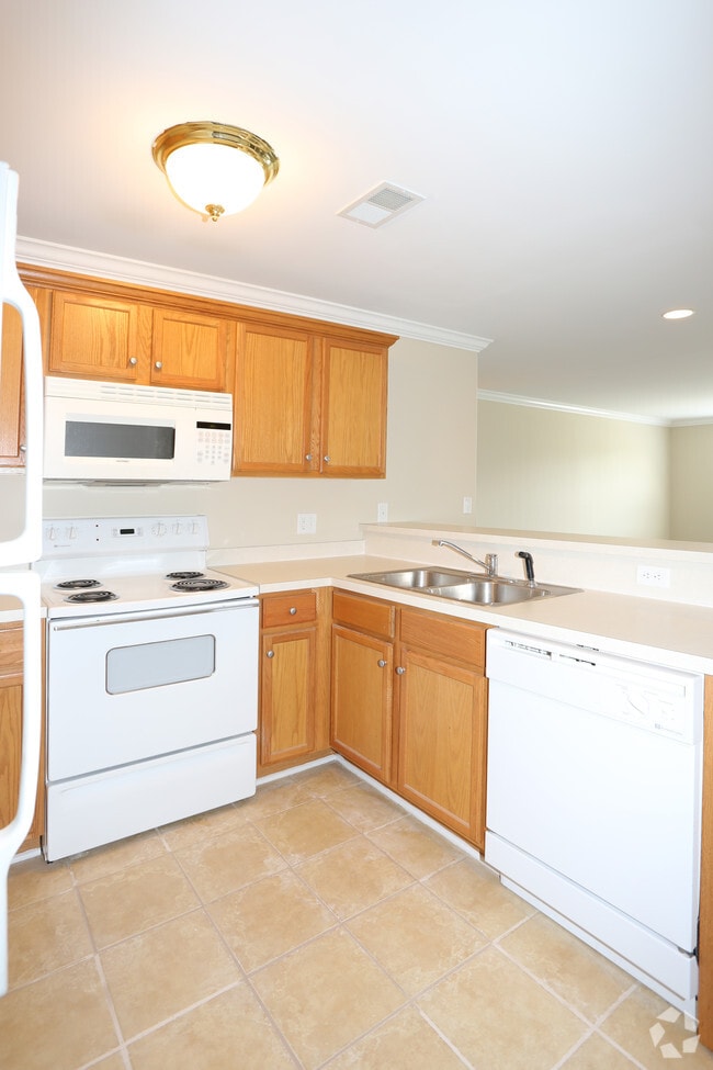 Kitchen - Pine Point Luxury Apartments