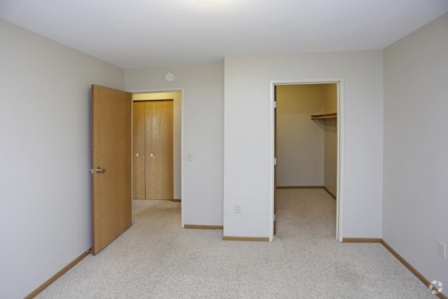 2BR, 1BA - 936 SF