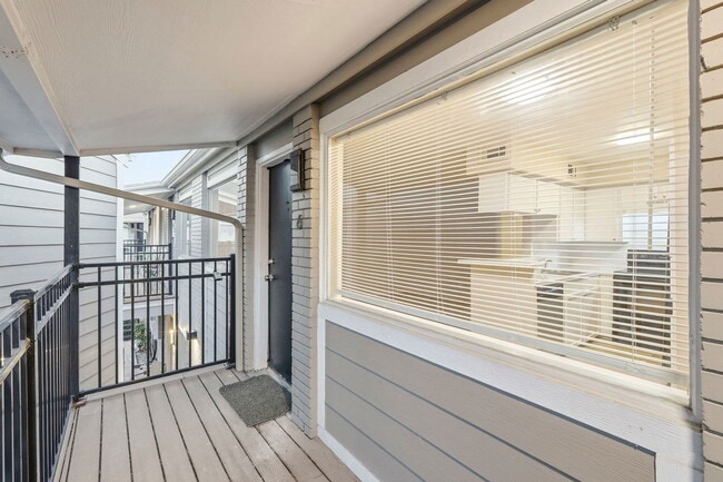 Building Photo - 309 Stratford St Unit 6