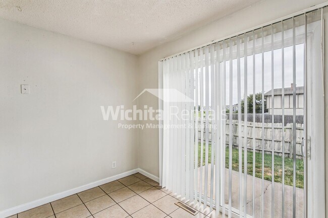 Photo - 2303 S White Oak Dr Unit 1