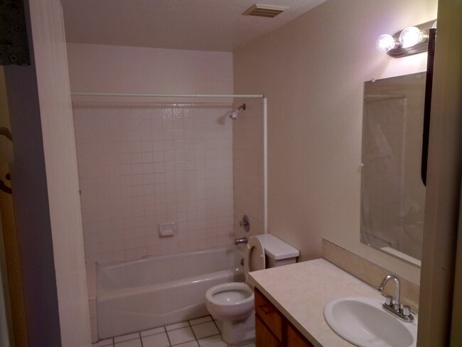 Photo - 1119 N Main St Unidad 5