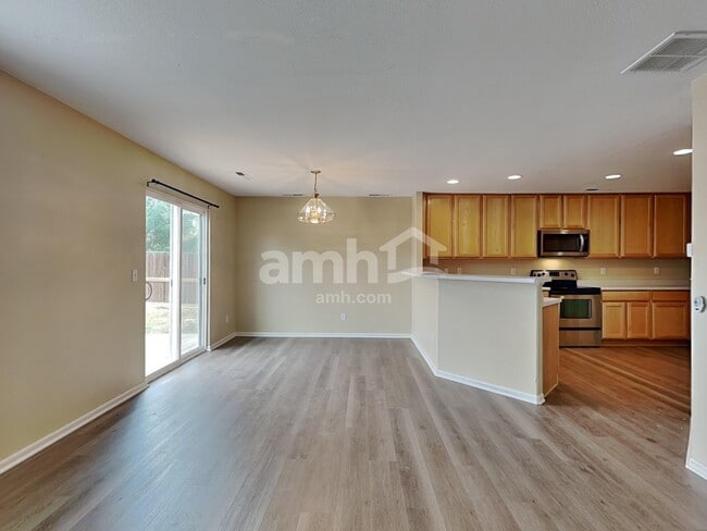 Photo - 201 Stagecoach Ln