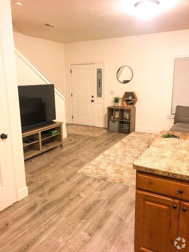 Building Photo - Come home to a 3 bed, 2.5 bath townhome fo...