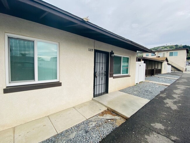 Building Photo - E Washington Ave Triplex Unit 1189 E Washington Ave