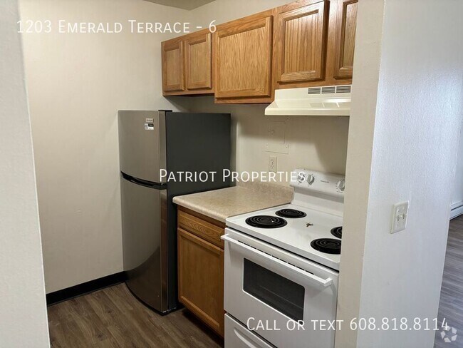 Building Photo - 1 bedroom/ 1 bath apartment in Sun Prairie... Unit 6