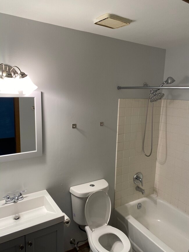Baño actualizado con cabezal de ducha desmontable. - 7048 Beulah Ave
