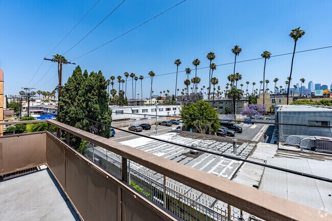 2BR, 2BA - 1030SF - Balcony