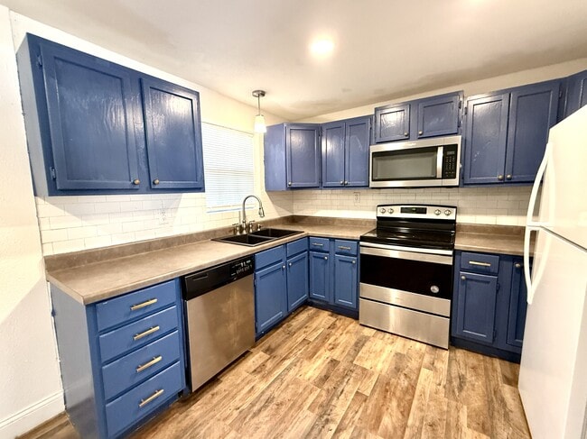 Photo - 560 10th Ave NW