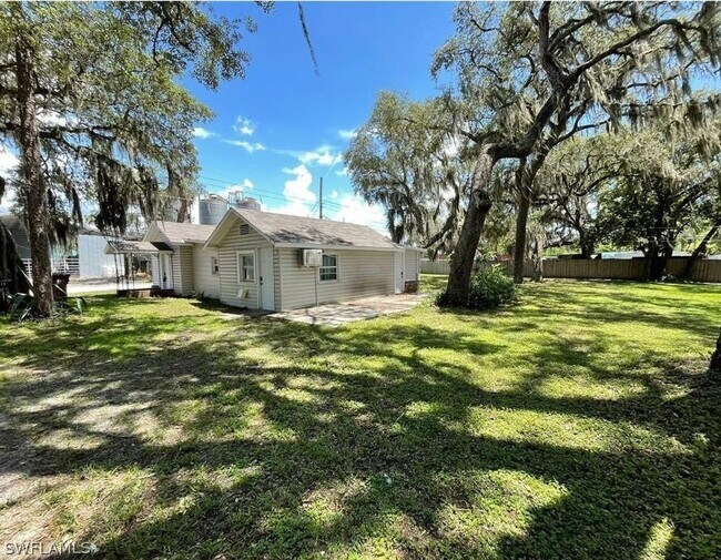 Photo - 111 E Palmetto Ln House