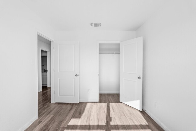 Photo - "Charming 3-Bedroom Retreat with Granite Countertops & Guest Suite in Killeen!"