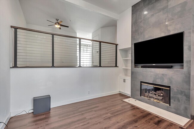 Photo - 102 E Court Ln