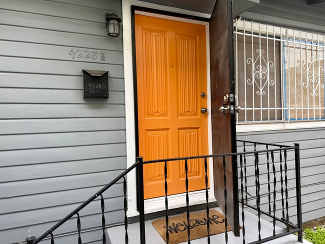 Puerta principal - 4228 Lockwood Ave Unidad 2