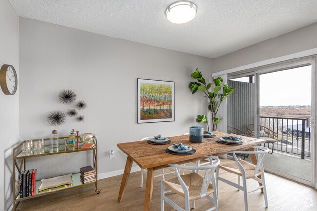1BR, 1BA - 745SF