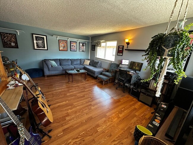 Building Photo - Adorable Upper Unit 4 Rental