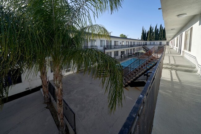 Photo - 20445 Saticoy St Unidad 23