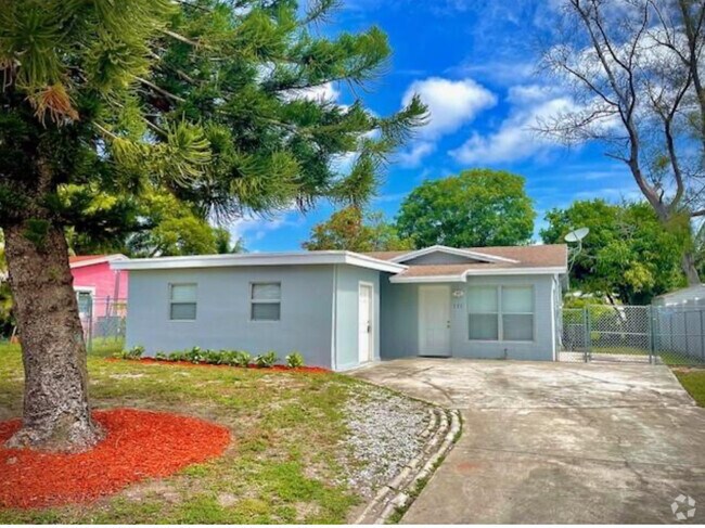 Building Photo - 121 NW 7th Ct Rental