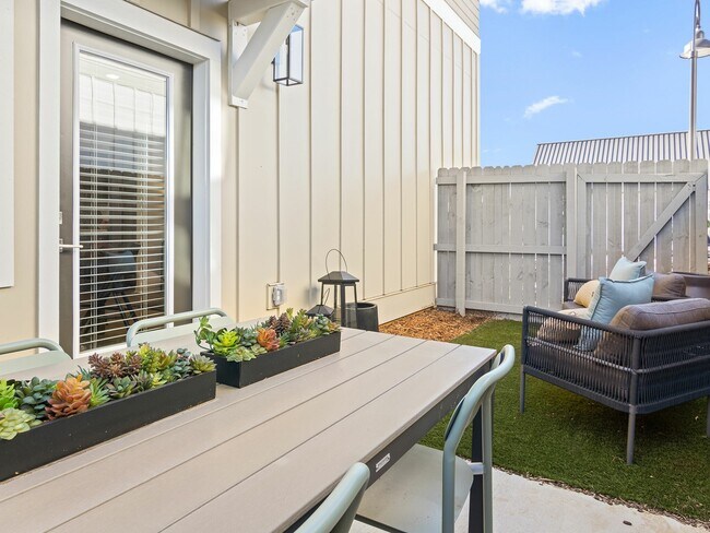 1BR, 1BA - 824SF - Backyard - LEO Jamestown