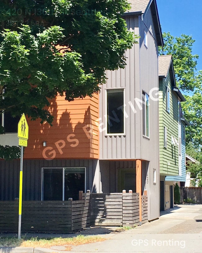 Building Photo - 420 N 130th St