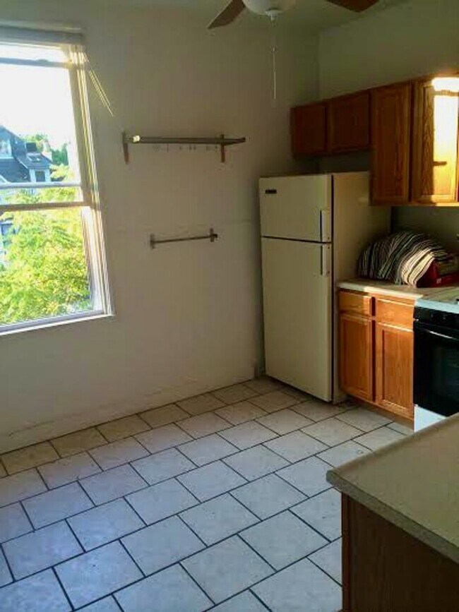 Photo - *** Amazing Shadyside Apartment * Walk to everything * Pet Friendly * Duplex Style Apartment * Lu... Unidad 2