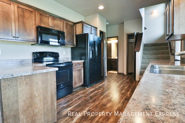 Beautiful 2 Story Townhome with Loads of A... - Beautiful 2 Story Townhome with Loads of A...